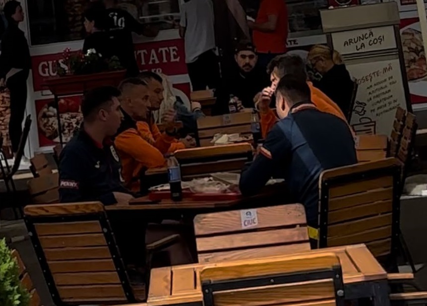 Daniel Pancu și Ovidiu Burcă, surprinși mâncând la restaurantul unde ANPC a găsit gândaci! Imagini inedite cu cei doi antrenori. VIDEO EXCLUSIV