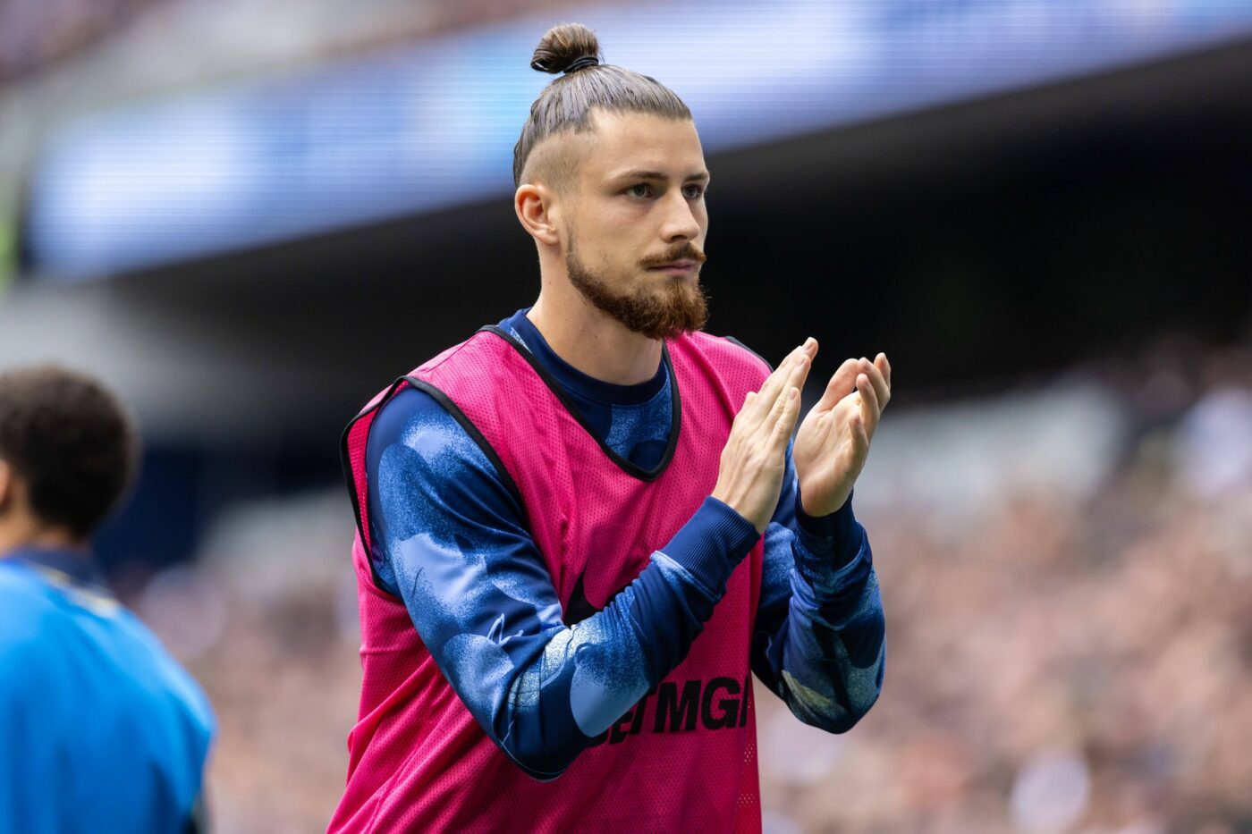 Fanii lui Tottenham au înnebunit când au văzut că Radu Drăguşin e titular cu Newcastle!