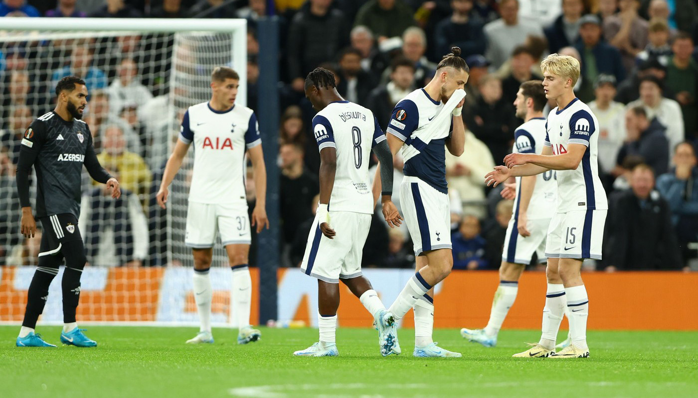 Fanii lui Tottenham l-au făcut praf pe Radu Drăguşin după ce a luat cartonaş roşu cu Qarabag! Reacții de o duritate extremă: „Toți proştii care îl cereau în locul lui Romero ar trebui să îşi dea una în cap”