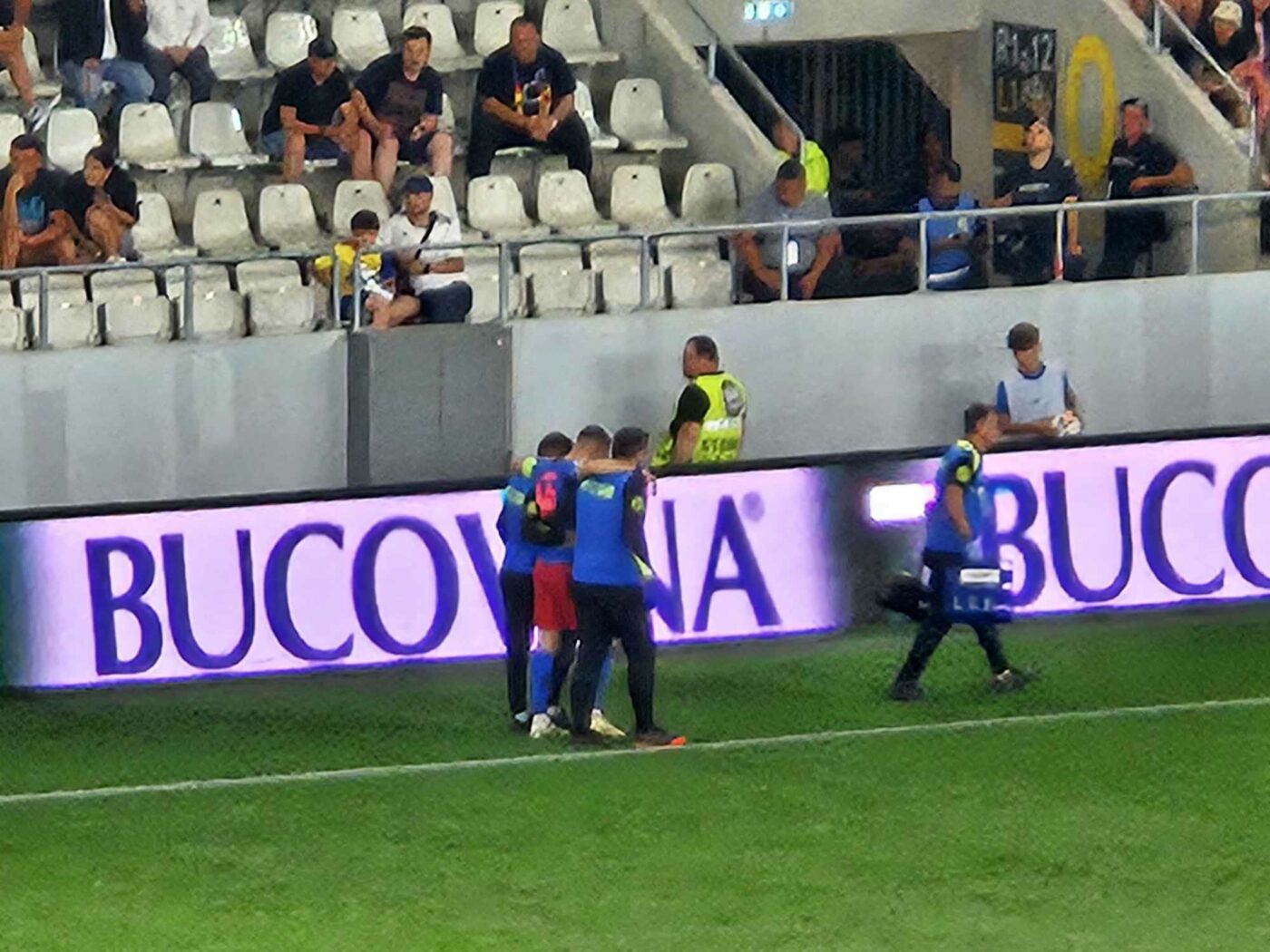 Fotbalistul în care a băgat spaima Gigi Becali s-a „rupt” și a ieșit de pe teren ajutat de medici, în FCSB – UTA! Mircea Lucescu îl convocase și acum trebuie să își refacă de urgență calculele