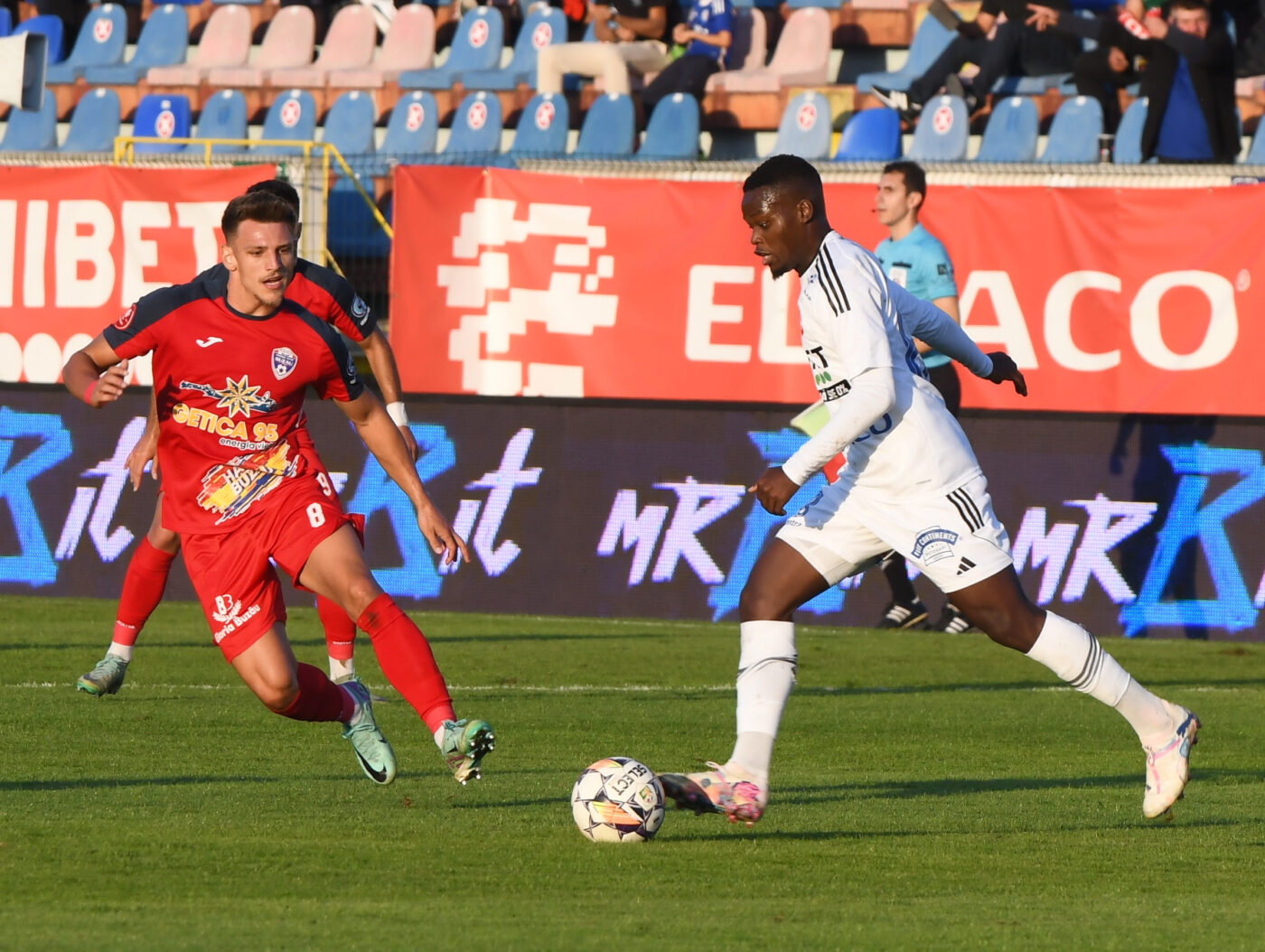 Gol fenomenal, în stilul lui Gică Hagi, de la centrul terenului, în FC Botoșani – Gloria Buzău! Fanilor nu le-a venit să creadă ce au văzut. VIDEO