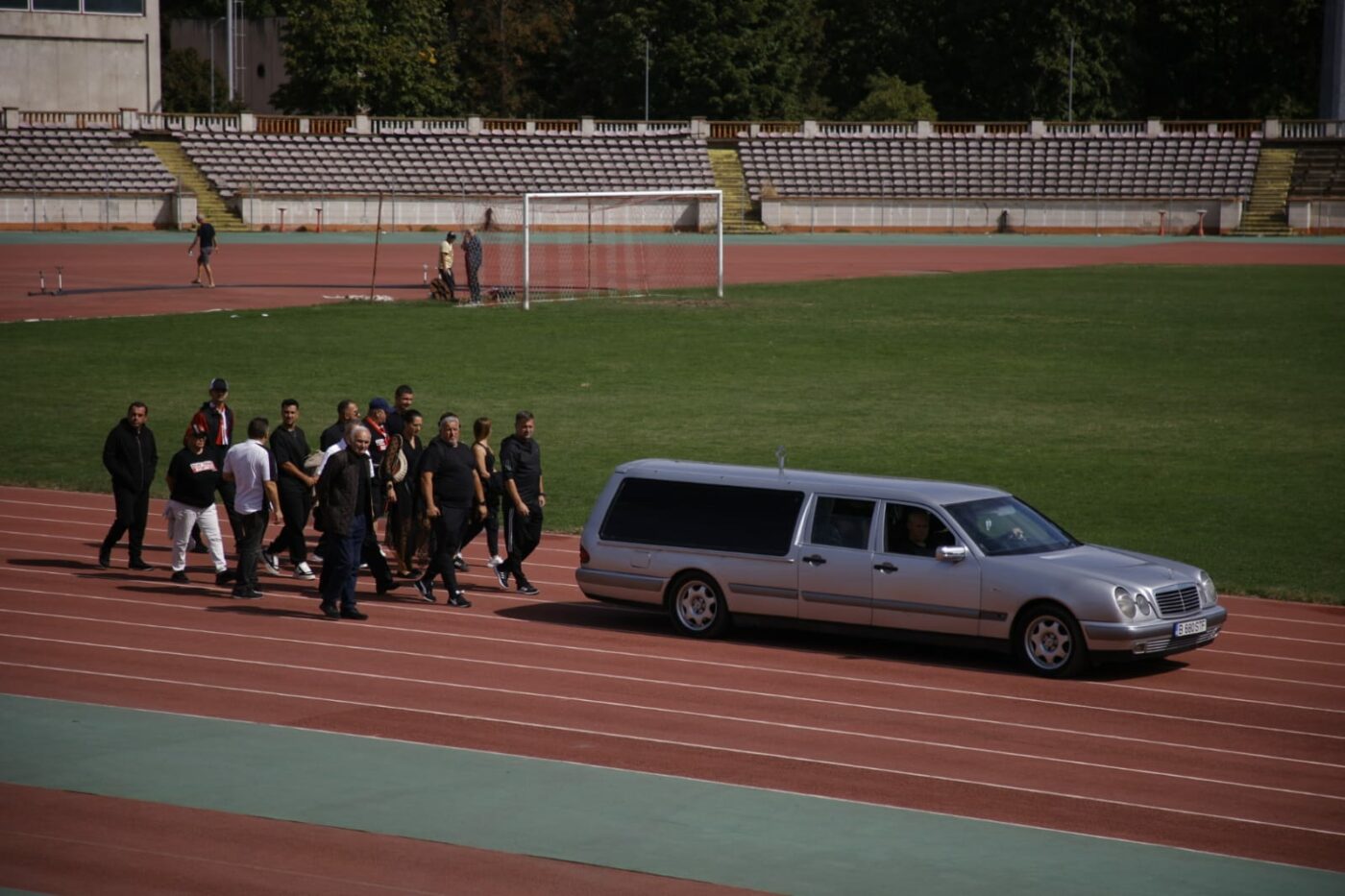 Golgheterul care a scris istorie pentru Dinamo, distrus la ultimul tur de stadion al lui Gigi Mulțescu. Foștii colegi din „Generația de Aur” a „câinilor” care au venit să-și ia rămas bun de la gloria din „Ștefan cel Mare”: „Cel mai bun cu Hamburg”. Imagini emoționante. SPECIAL