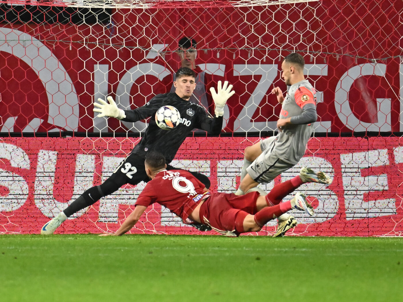 I-a luat apartament și acum l-a făcut praf, imediat după Sepsi – FCSB 0-1. „Dă, bă, cu pumnul! Dacă ar avea puțină bărbăție în el, aș lua zeci de milioane de euro pe el”