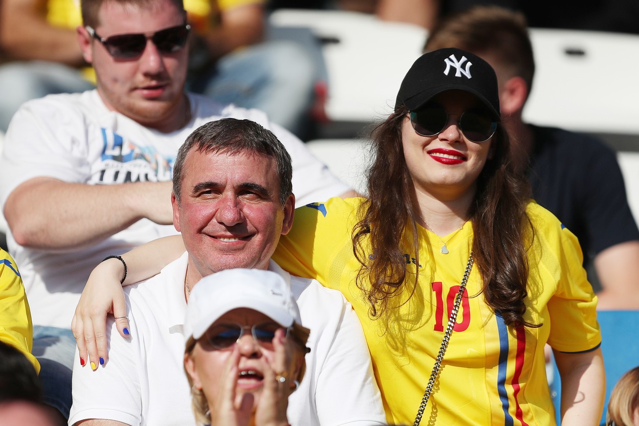Imaginea serii! Cum au reacționat Gică Hagi, Kira Hagi și viitorul ei soț când arbitrul a dictat penalty, cu VAR, după un fault asupra lui Ianis Hagi, în România – Lituania 3-1