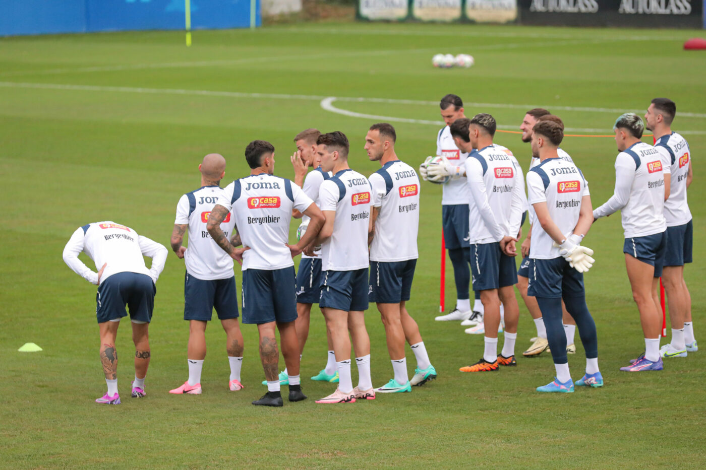 Imagini spectaculoase de la primul antrenament al echipei naționale condus de Mircea Lucescu! Nicolae Stanciu și Andrei Rațiu și-au schimbat look-ul și au atras toate privirile