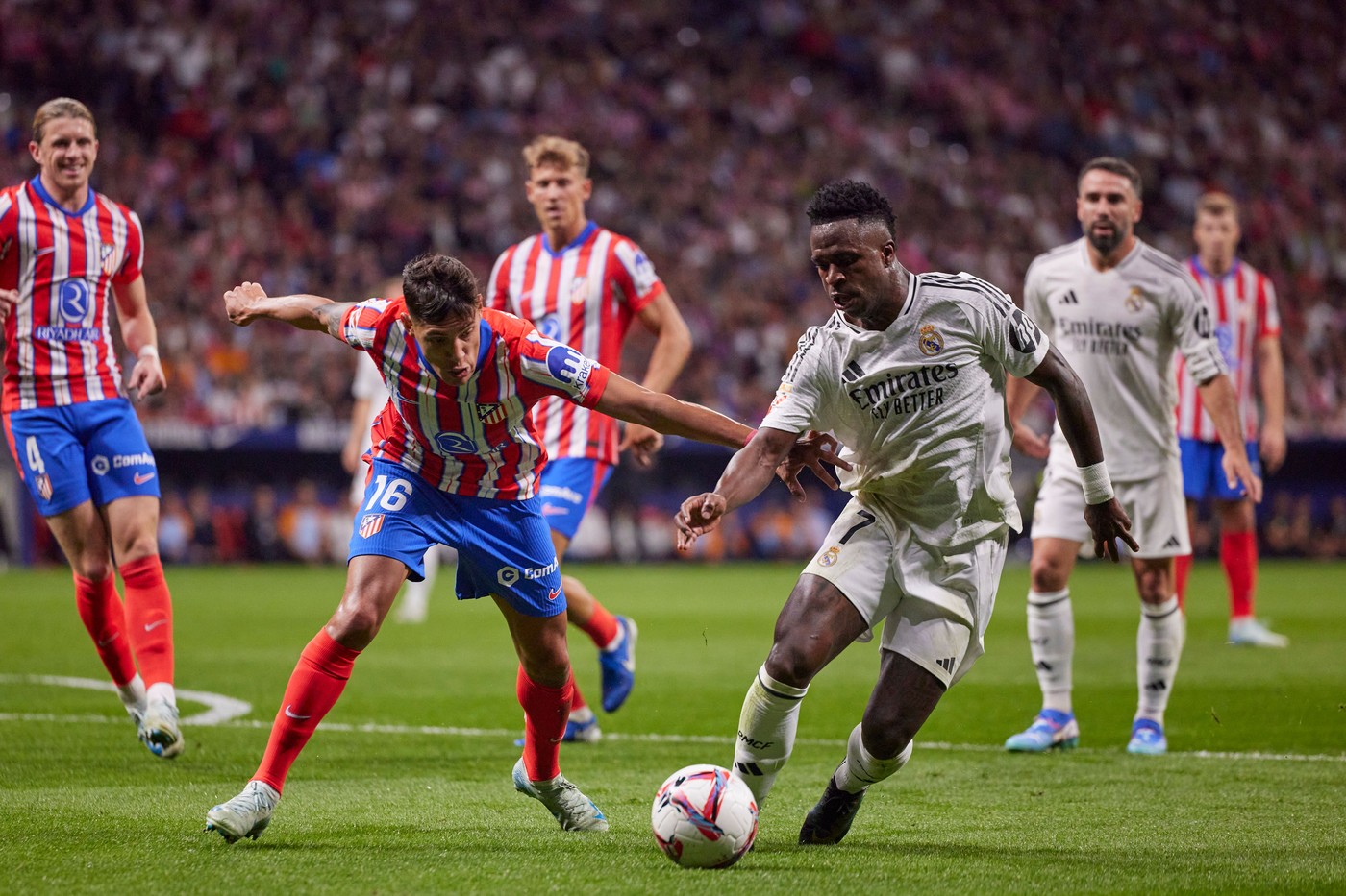 Meciul Atletico Madrid – Real Madrid a fost întrerupt din cauza incidentelor. Oaspeții conduceau cu 1-0 când arbitrul a decis să trimită echipele la vestiare