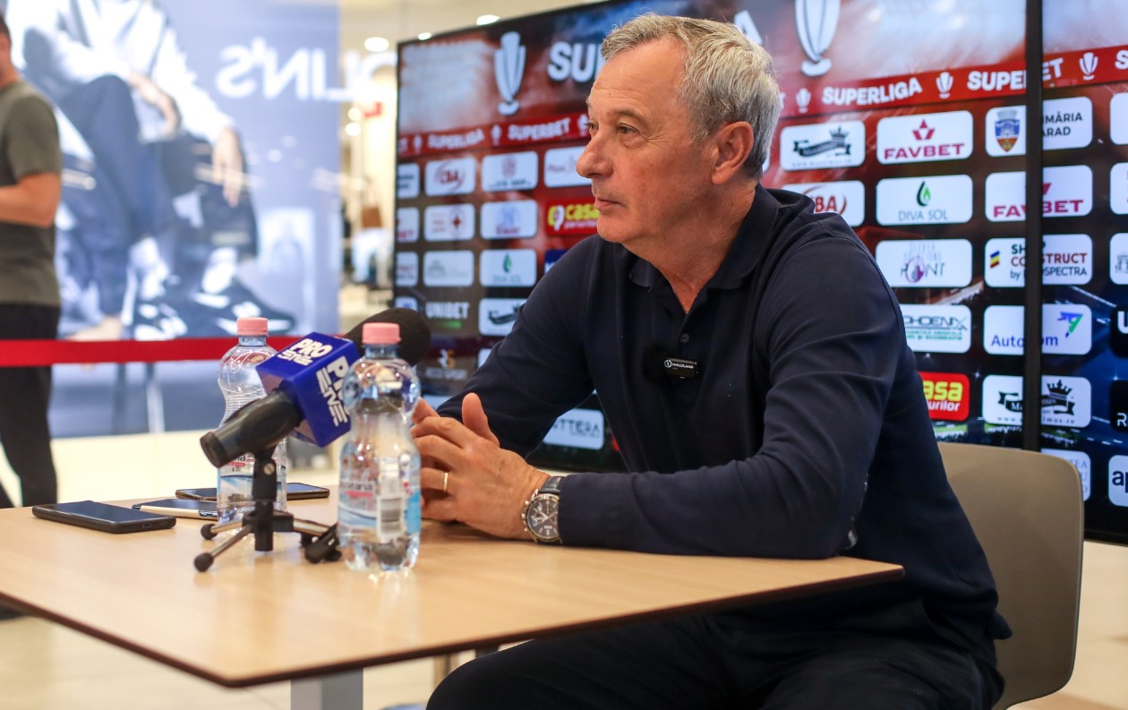 Mircea Rednic a vorbit din mijlocul unui mall despre meciul dintre UTA și Hermannstadt: „Puncte, nu spectacol!”. Oaidă i-a pus în așteptare pe arădeni