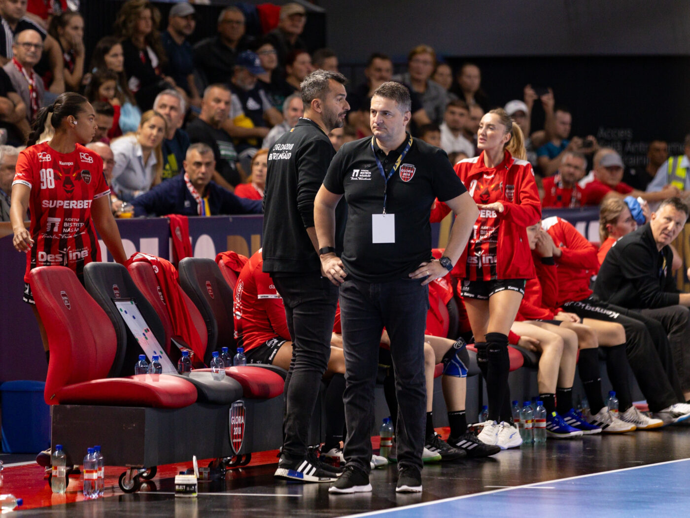 Naționala României de handbal feminin întâlnește Ungaria și pare în derivă! Florentin Pera are un lot cu sportive care mai mult nu joacă și care nu înscriu goluri în Liga Campionilor unde avem trei echipe de club cu bugete impresionante. SPECIAL