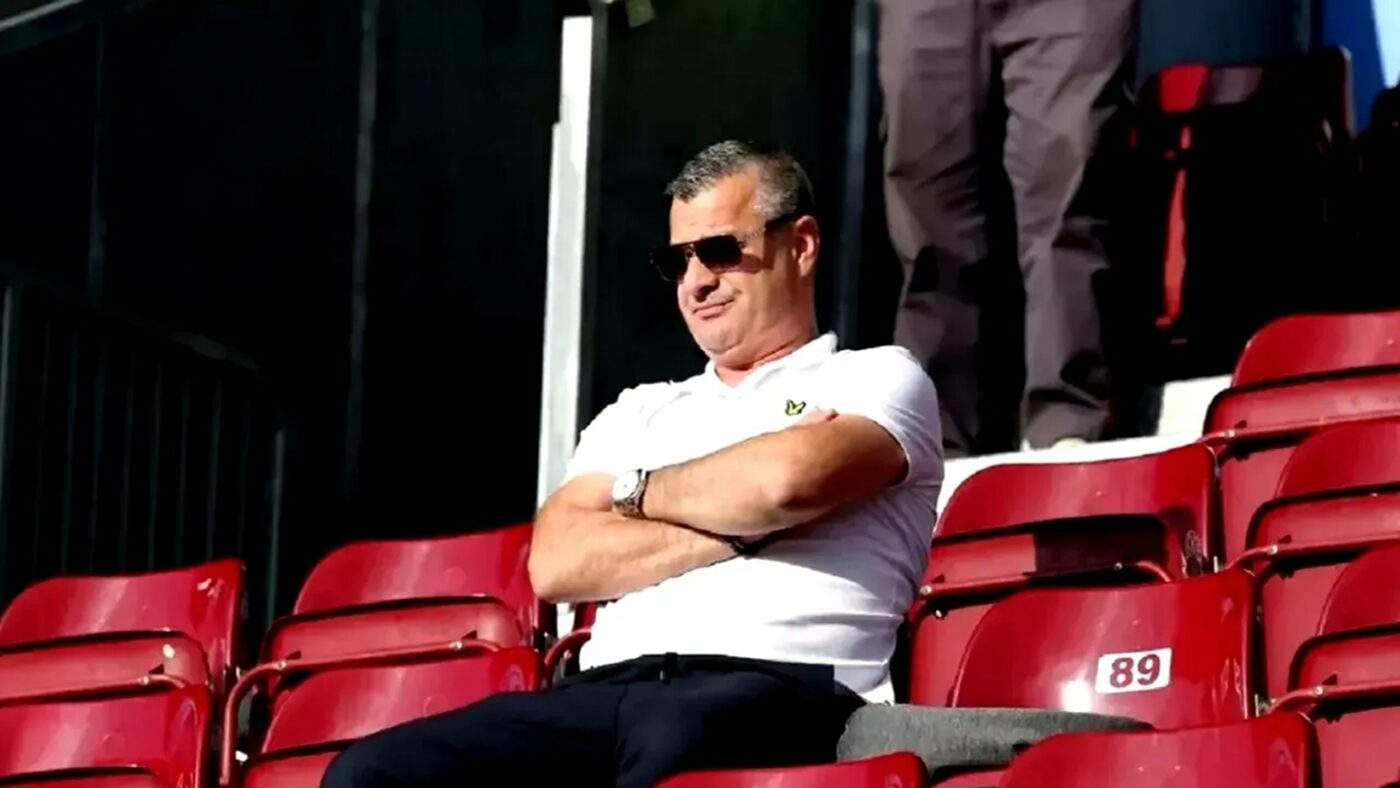 Nelu Varga a intervenit imediat, după ce a văzut că Louis Munteanu a petrecut cu manele şi alcool, deşi CFR Cluj trece printr-o situație dificilă. A anunțat decizia: „Şi eu, şi Dan Petrescu ținem la disciplină”