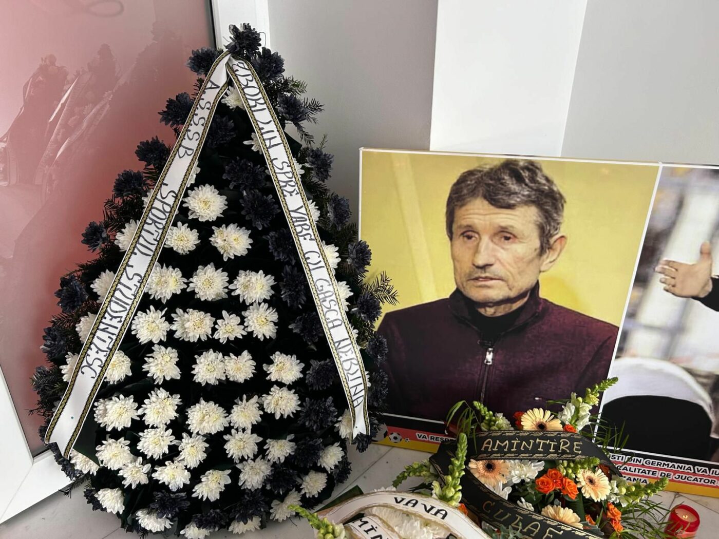 Omagiu emoționant adus lui Gheorghe Mulțescu de către suporterii echipei din București la care a activat în trei perioade diferite! „Nu mai ești tu, să vii și ca prin minune să schimbi lucrurile în bine”
