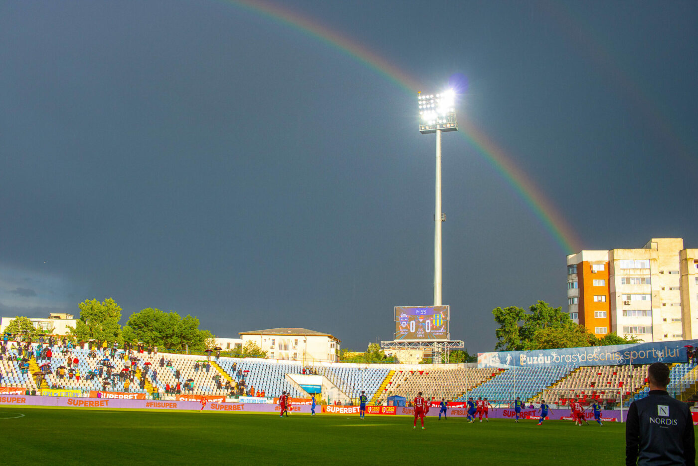 Panică la Gloria Buzău – Farul Constanța! Medicii au intervenit de urgență după ce unui spectator i s-a făcut rău