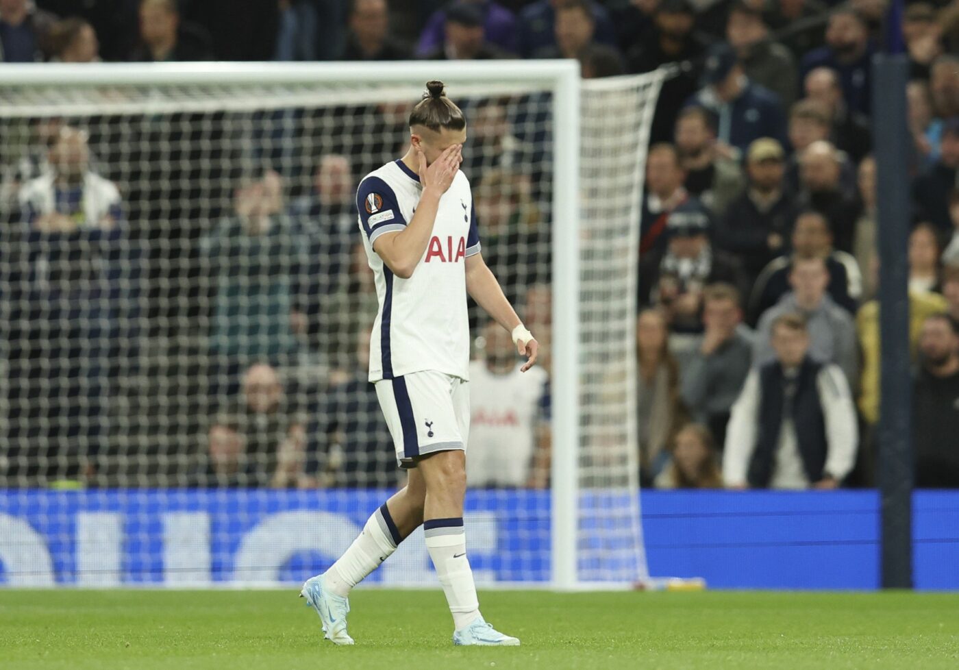 Presa din Anglia nu l-a iertat pe Radu Drăguşin şi a dat verdictul dur, după ce românul a fost eliminat în minutul 8 al meciului Tottenham – Qarabag
