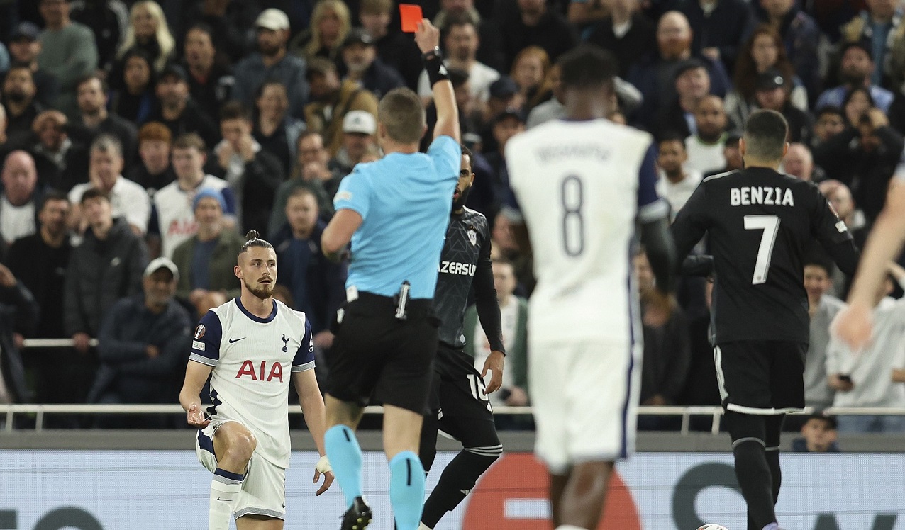 Radu Drăguşin a rupt tăcerea după ce a luat cartonaş roşu în Europa League. Reacția românului după atacurile dure ale fanilor lui Tottenham