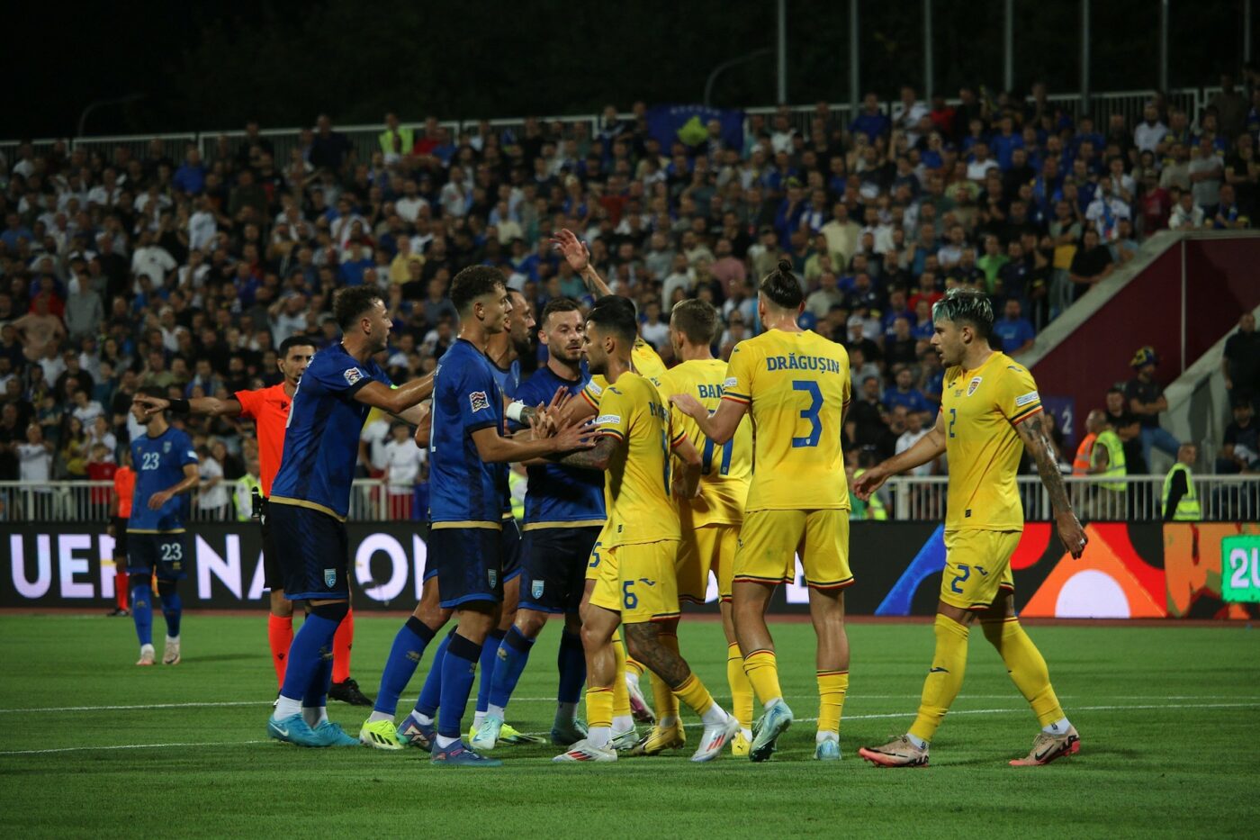 Sârbii au reacționat și vor dreptate, după ce acest banner a fost afișat la Kosovo – România 0-3, în spatele băncii lui Mircea Lucescu! „Să vină răspunsul de la UEFA”