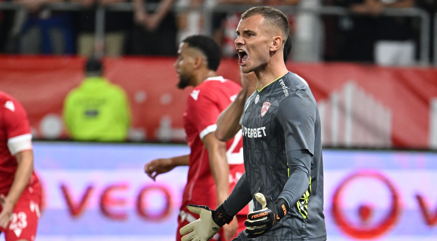 Scandal în Dinamo Bucureşti – FC Botoşani, după ce arbitrul a dictat penalty pentru oaspeți la faultul lui Golubovic! VAR a păstrat decizia