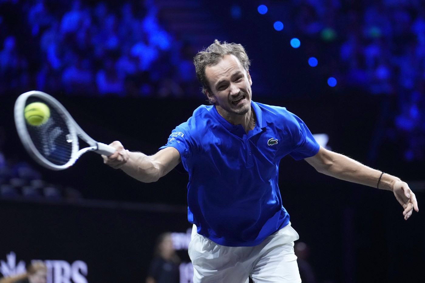 Scandalos! Rusul Daniil Medvedev a aruncat racheta spre public, în Laver Cup, iar adversarul a cerut descalificarea lui. Ce decizie a luat arbitrul