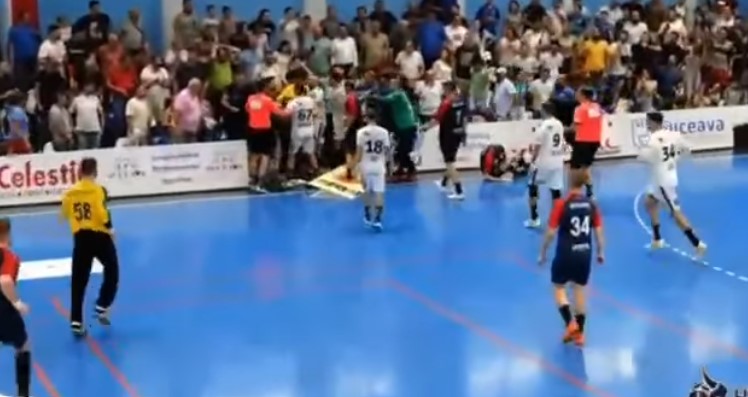 Steaua, oprită de un fan sucevean să marcheze în ultimele secunde în Liga Națională de handbal masculin! Unul dintre spectatori a împins cu piciorul, în teren, o reclamă publicitară. VIDEO
