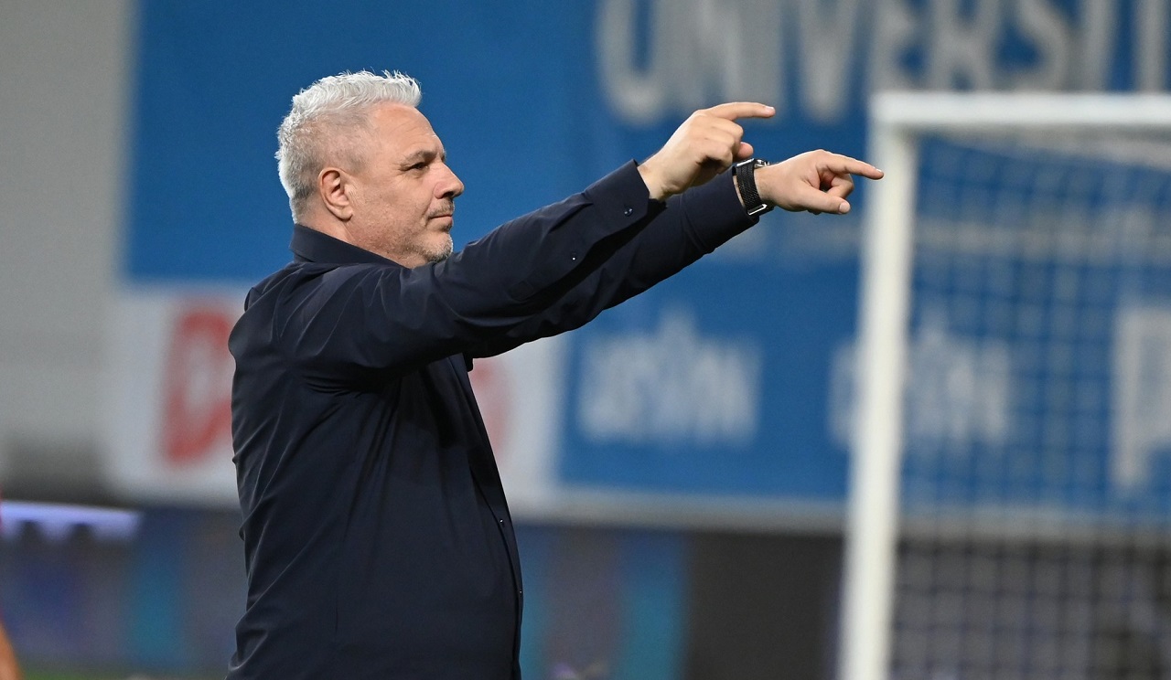 Ultrașii lui Rapid au afișat, din nou, bannere la adresa lui Marius Șumudică! Ce mesaj a apărut în Giulești. FOTO