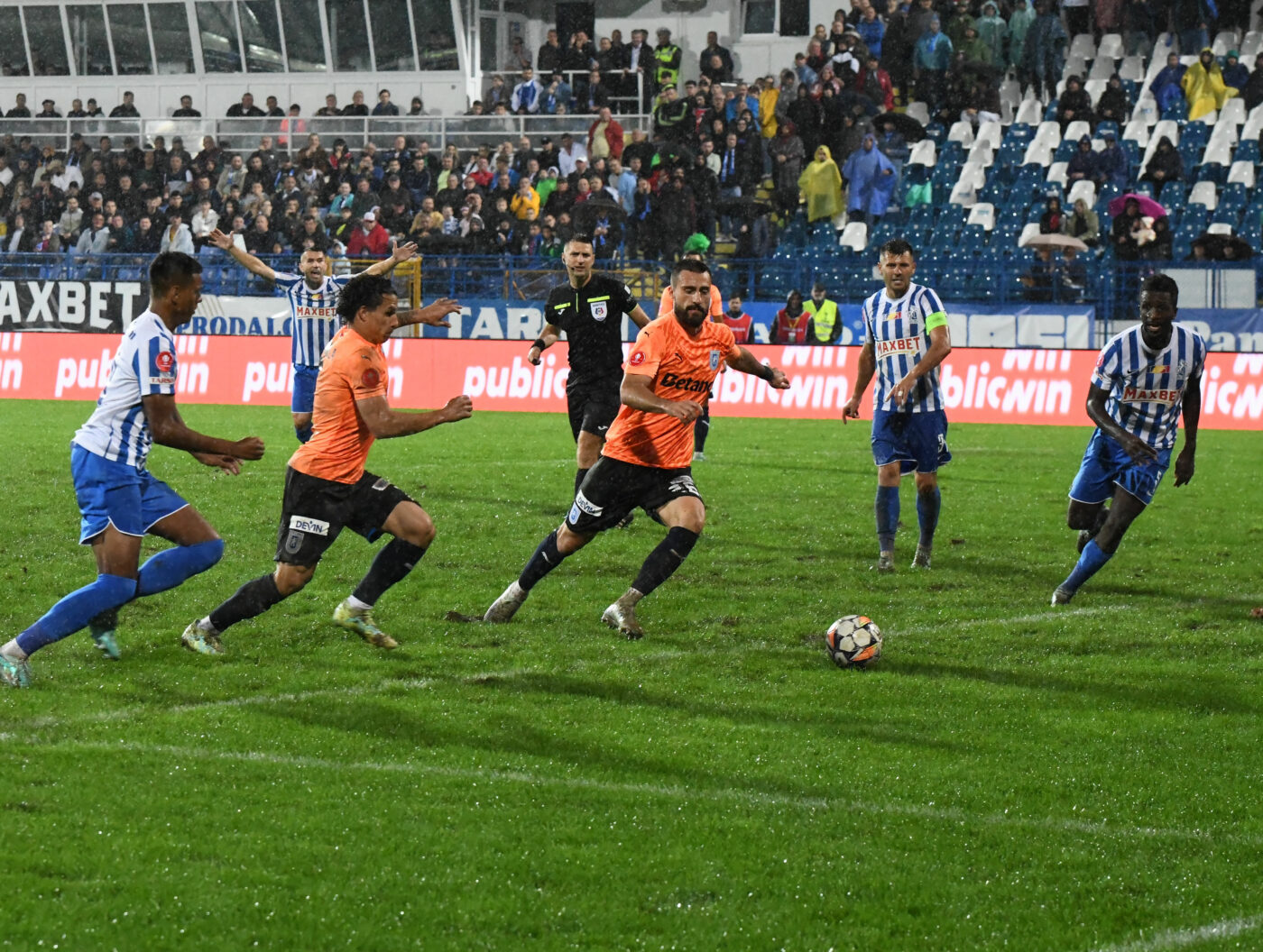 Universitatea Craiova, răpusă în Copou, chiar la debutul lui Emil Săndoi pe banca Iașiului! Poli Iași rezistă eroic și câștigă cu 2-0, pe o ploaie teribilă și un teren imposibil