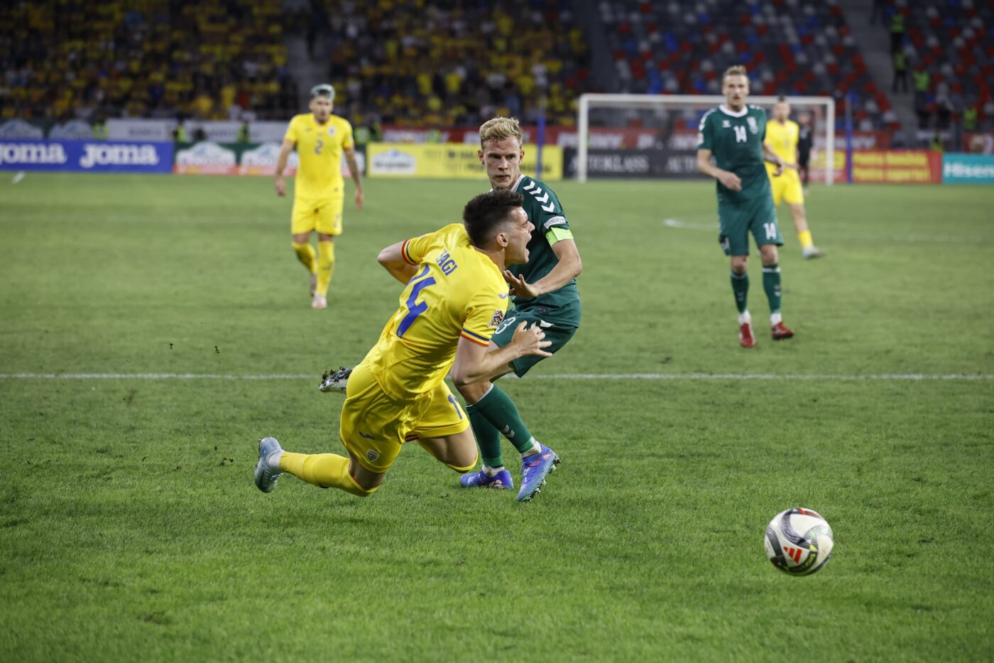 VAR strălucit: penalty pentru România după un fault asupra lui Ianis Hagi!