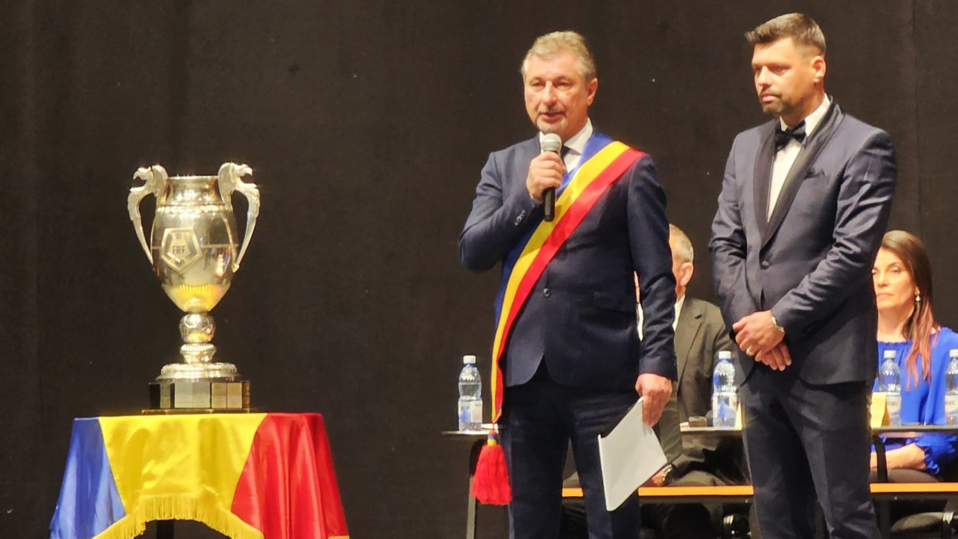 Banii pe care trebuia să-i achite CFC Argeș pentru ”transferul” antrenorului Florin Maxim! Primarul Hunedoarei dezvăluie discuția cu Viorel Tudose, dă cărțile pe față și anunță obiectivul Corvinului. EXCLUSIV