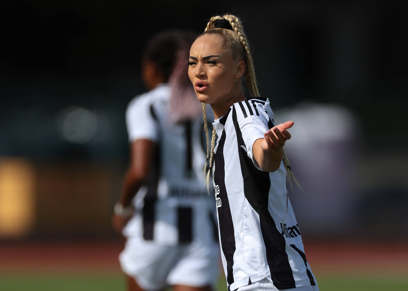 „Cu atât mă plătesc pentru că sunt femeie”. Cea mai sexy fotbalistă din lume nu a mai suportat umilința. GALERIE FOTO