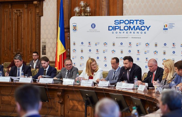 „Diplomaţia Sportivă”, conferință cu Elisabeta Lipă și cu Mihai Covaliu. Ce mesaj a transmis Nadia Comăneci