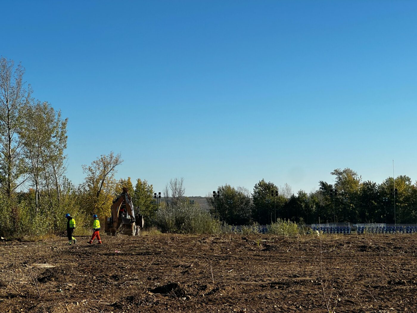 Aproape 2.000.000 de euro, cadou de la CNI pentru un (al doilea) teren sintetic la Târgoviște. Singura suprafață de joc cu iarbă din oraș ajunge pe mâinile „rechinilor” imobiliari