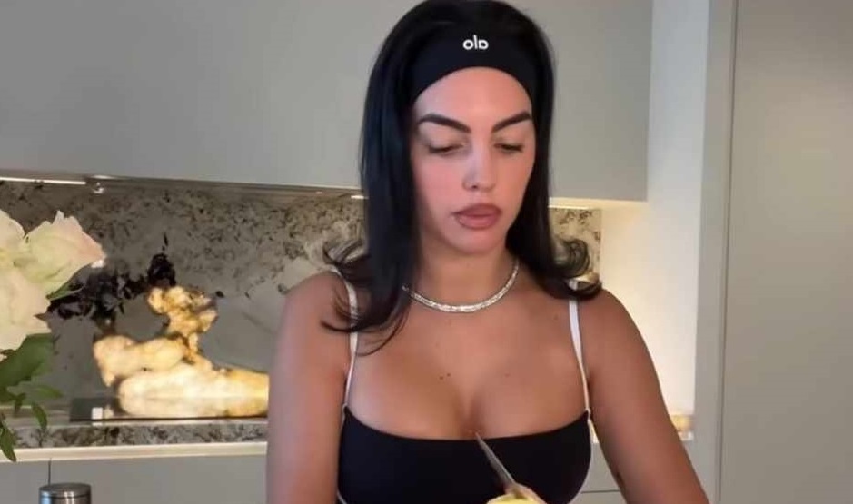 Îmbrăcată cu o fustiță foarte scurtă şi cu ochelari de soare, Georgina Rodriguez a gătit şi a strâns 71.000.000 de vizualizări. „Aşa se face omleta spaniolă”