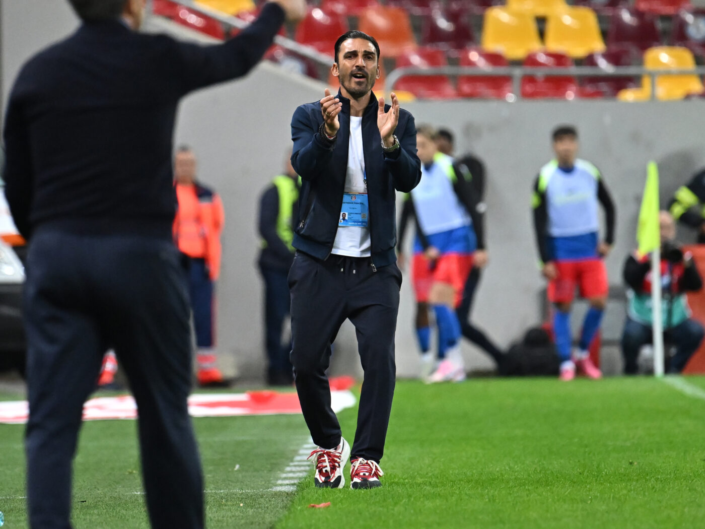 A venit la interviul de la finalul meciului FCSB – Gloria Buzău 3-2 cu un singur gând și s-a ținut de ceea ce și-a propus. Elias Charalambous a arătat de ce este atât de iubit în vestiarul campioanei României