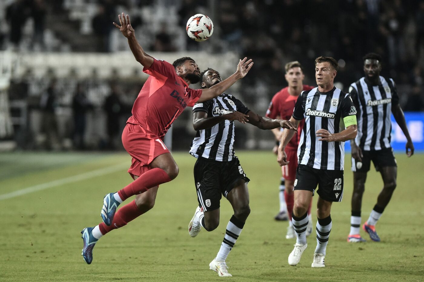 A venit nota de plată după PAOK – FCSB 0-1. Decizia șoc pe care patronul Savvidis a luat-o împotriva fotbaliștilor lui Răzvan Lucescu, imediat după ce Gigi Becali l-a învins