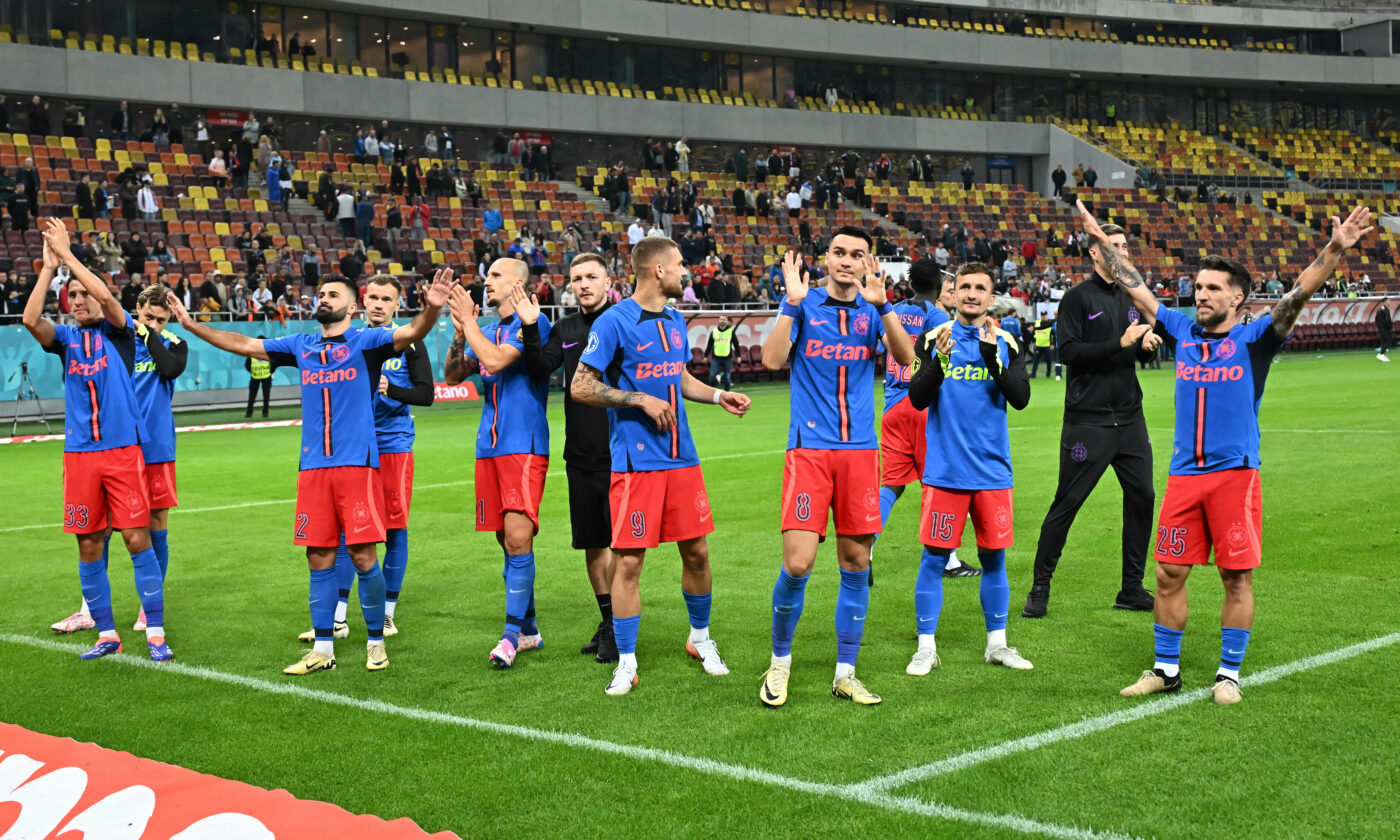 Alex Băluță, rămas pe teren minute bune după victoria campioanei FCSB cu Gloria Buzău! Ce a scandat galeria bucureștenilor înainte de a părăsi Arena Națională. Cinci aspecte pe care nu le-ai văzut la TV în victoria roș-albaștrilor din Superliga. SPECIAL