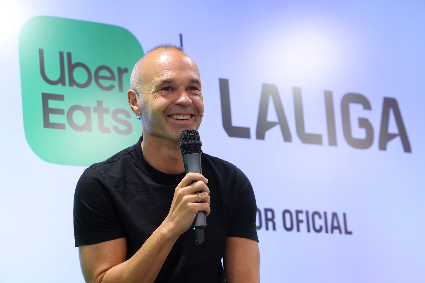 S-a retras Andres Iniesta. Genialul mijlocaș spaniol și-a luat adio alături de Guardiola, Luis Enrique și Van Gaal
