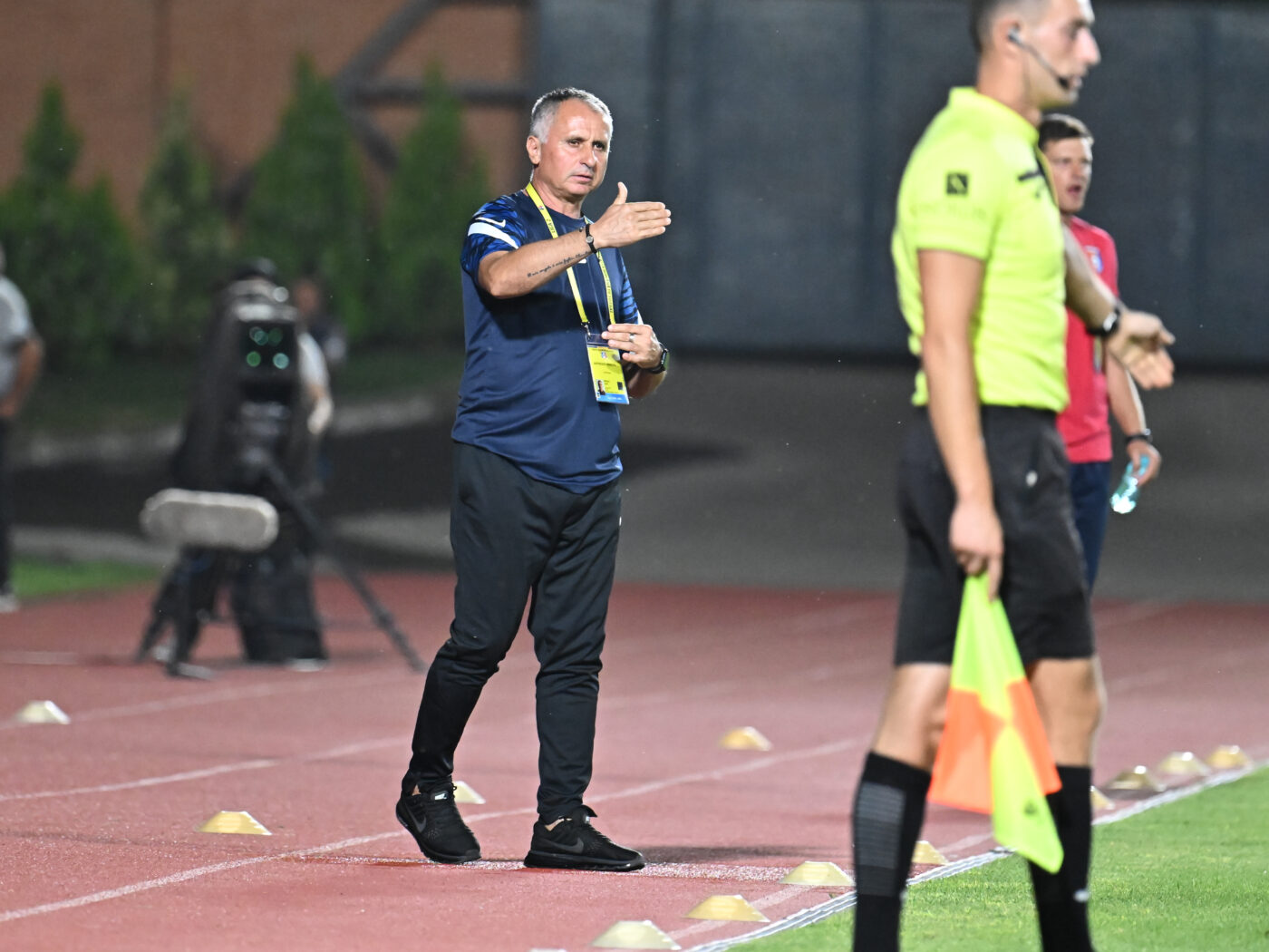 Antrenorul care a produs „cutremurul” în curtea Craiovei lui Adrian Mititelu așteaptă să ajungă în Superliga! Cine este, de fapt, tehnicianul care se apropie de 15 ani la aceeași echipă: „Vrem în play-off!”. Drama care a unit și mai mult echipa. EXCLUSIV