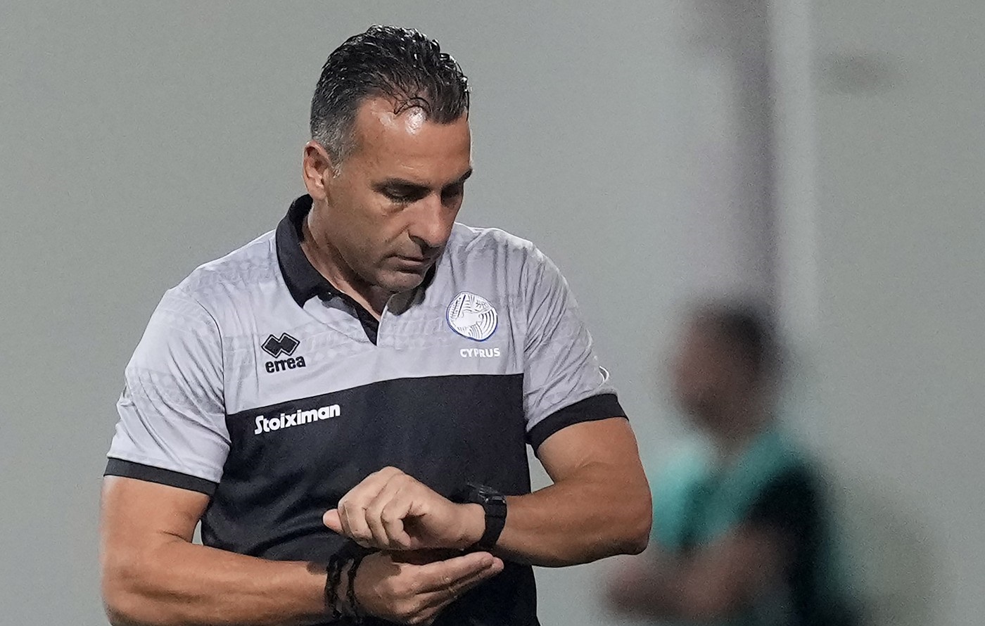 Ar vrea să uite cât mai repede seara debutului ca selecționer și a găsit pe ce să dea vina, după Cipru – România 0-3! „I-a împins de la spate! Trebuie să facem ceva”