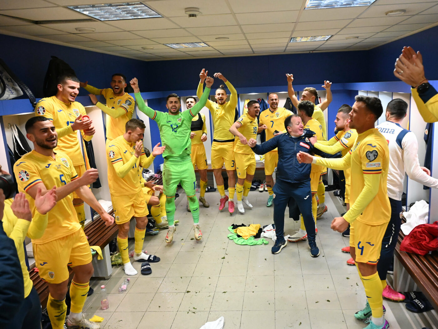 Așa arată vestiarul României înainte de meciul cu Cipru. Cum sunt așezați fotbaliștii lui Mircea Lucescu