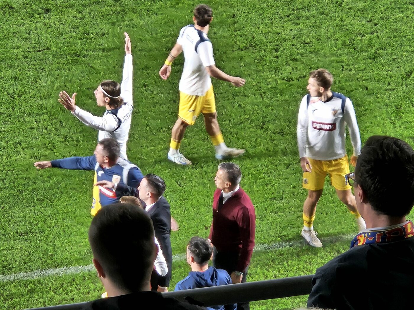 Așa ceva nu s-a mai văzut în fotbalul mondial: Daniel Pancu a sărit să-l bată pe arbitrul meciului România U21 – Elveția U21 și a fost ținut cu greu de fotbaliștii naționalei!