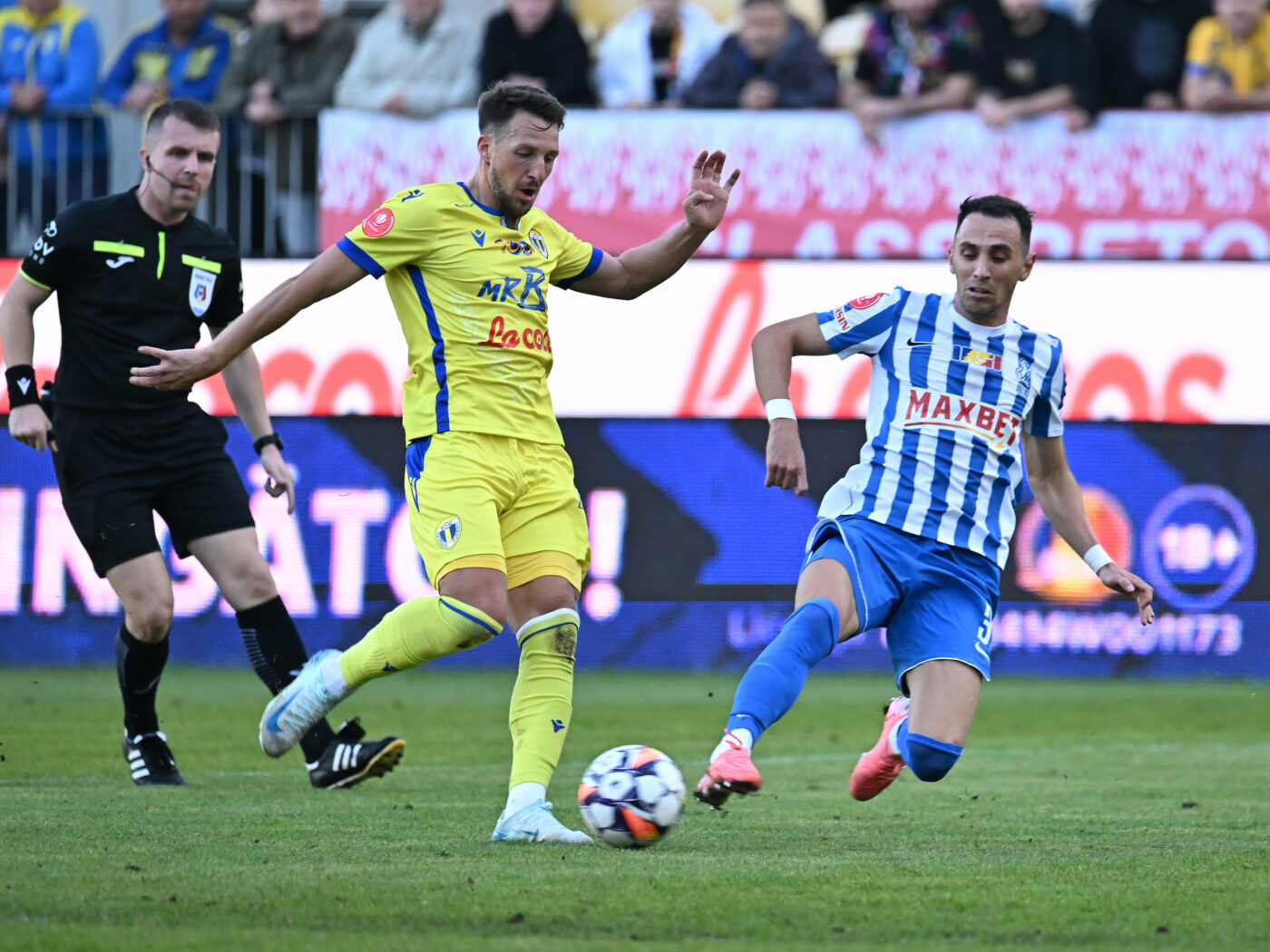 Atac în haită! Petrolul câștigă fără emoții cu Poli Iași, după un meci pe care l-a dominat copios și urcă pe locul 2 în SuperLigă. Gest huliganic al atacantului Kamberi, de la Poli Iași