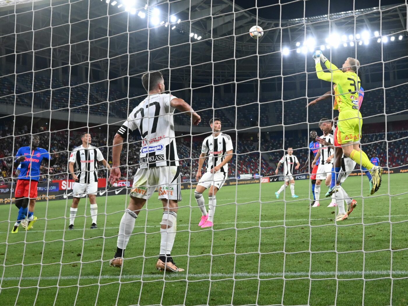 Atacantul cu care FCSB putea da lovitura! „Are detentă de baschetbalist. Ar fi făcut o treabă bună cu el”. EXCLUSIV