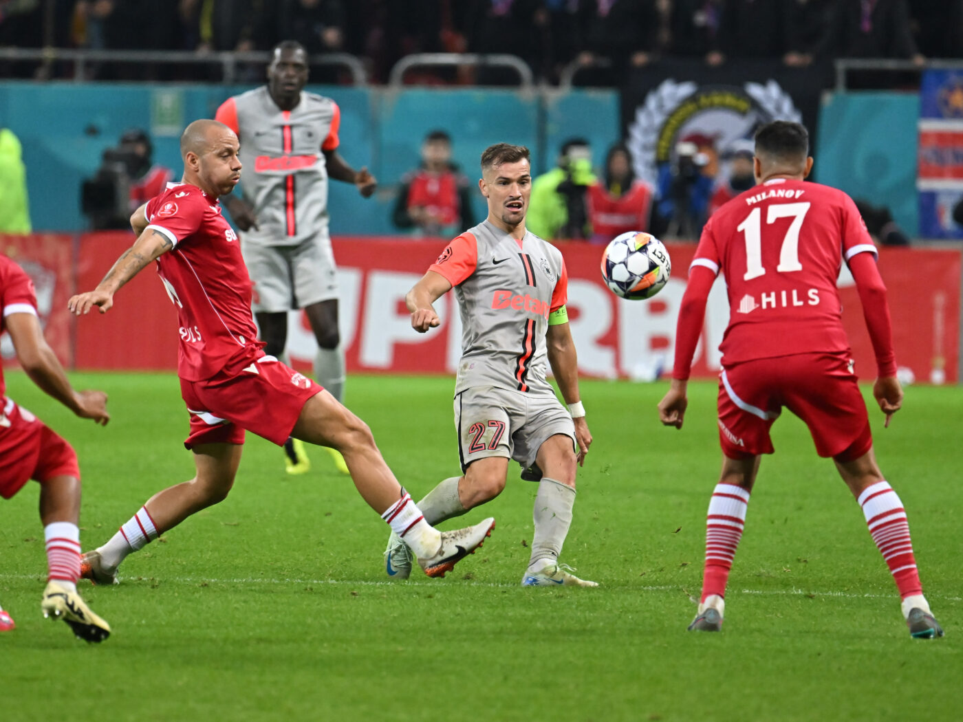 Ce nu s-a văzut la TV în Dinamo – FCSB 0-2. Au câștigat doar meciul din tribunele Arenei Naționale! Kopic și Charalambous, gata să intre pe teren. Gestul lui Alex Băluță imediat după schimbare și ce a ales să facă Tavi Popescu atunci când derby-ul s-a întrerupt. SPECIAL