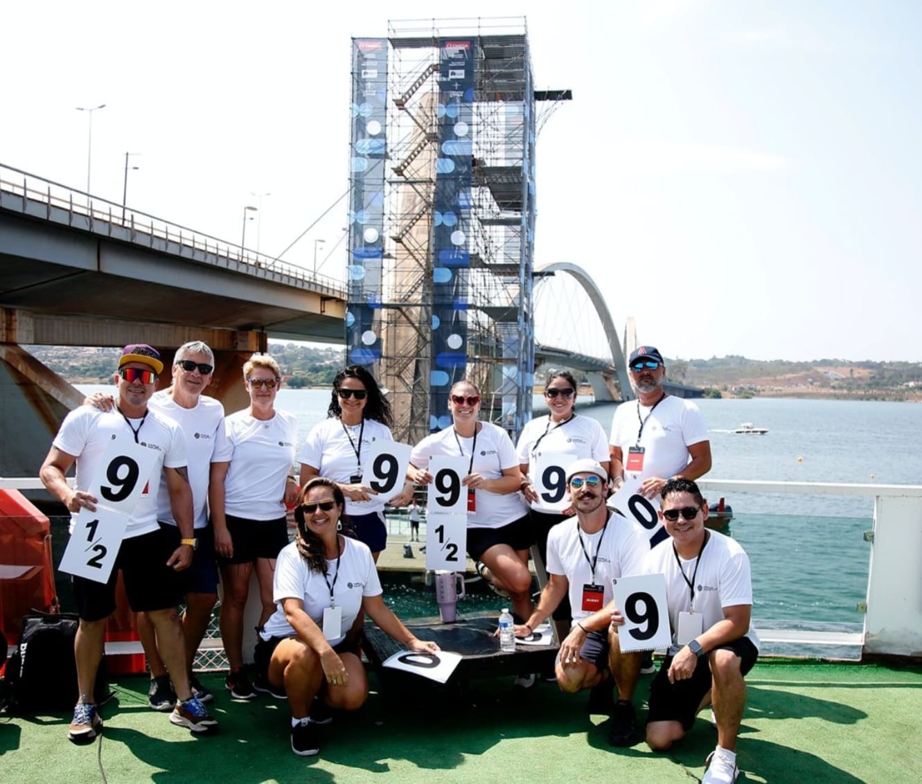 Avem primul român arbitru internațional de high diving! Antrenează un campion mondial și conduce un mare club din țara noastră: „Din scoarță în scoarță”. SPECIAL