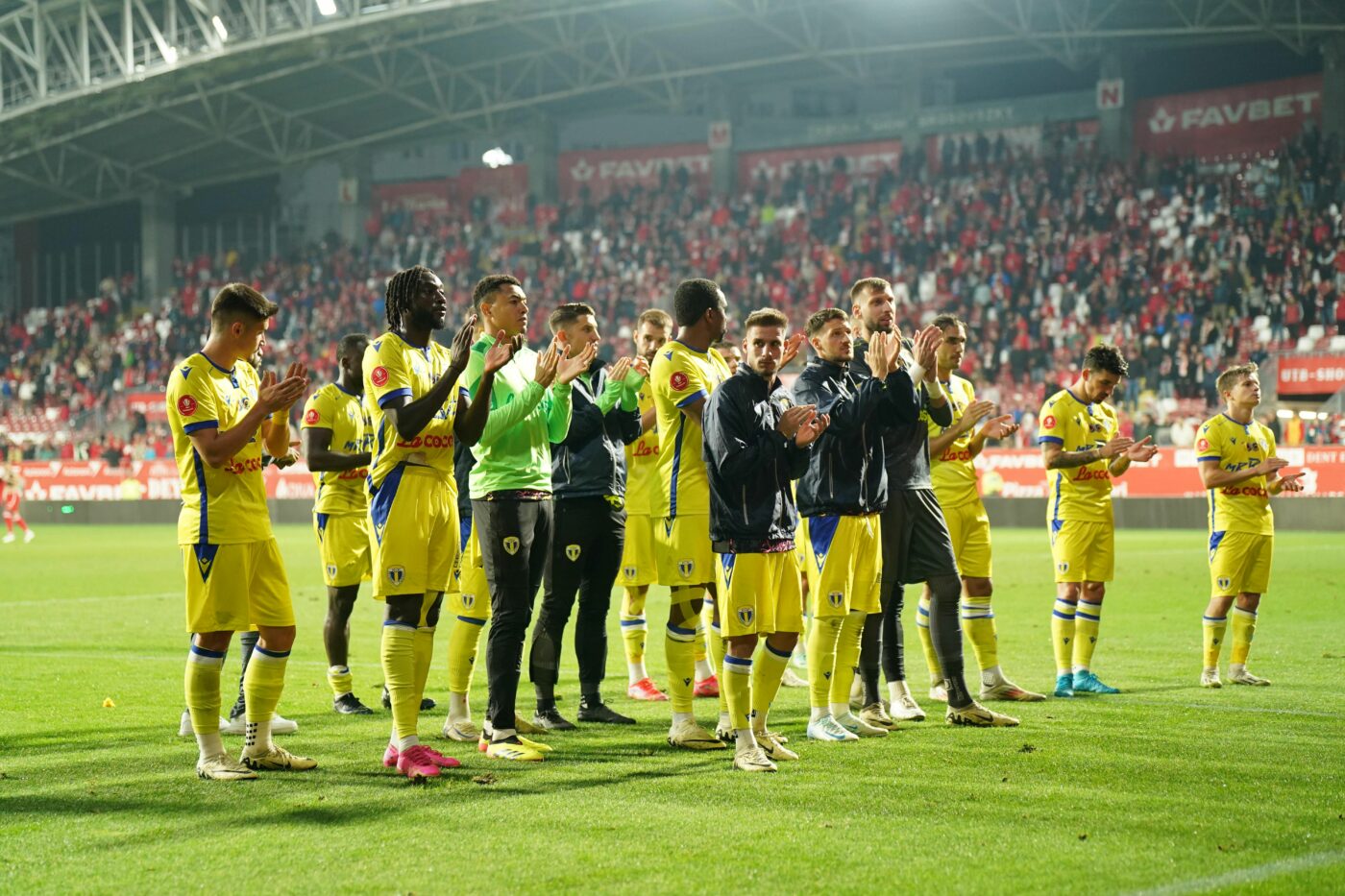 Cadoul primit de fotbaliștii Petrolului, înaintea sărbătorii Centenarului. Sâmbătă va fi show total la Ploiești