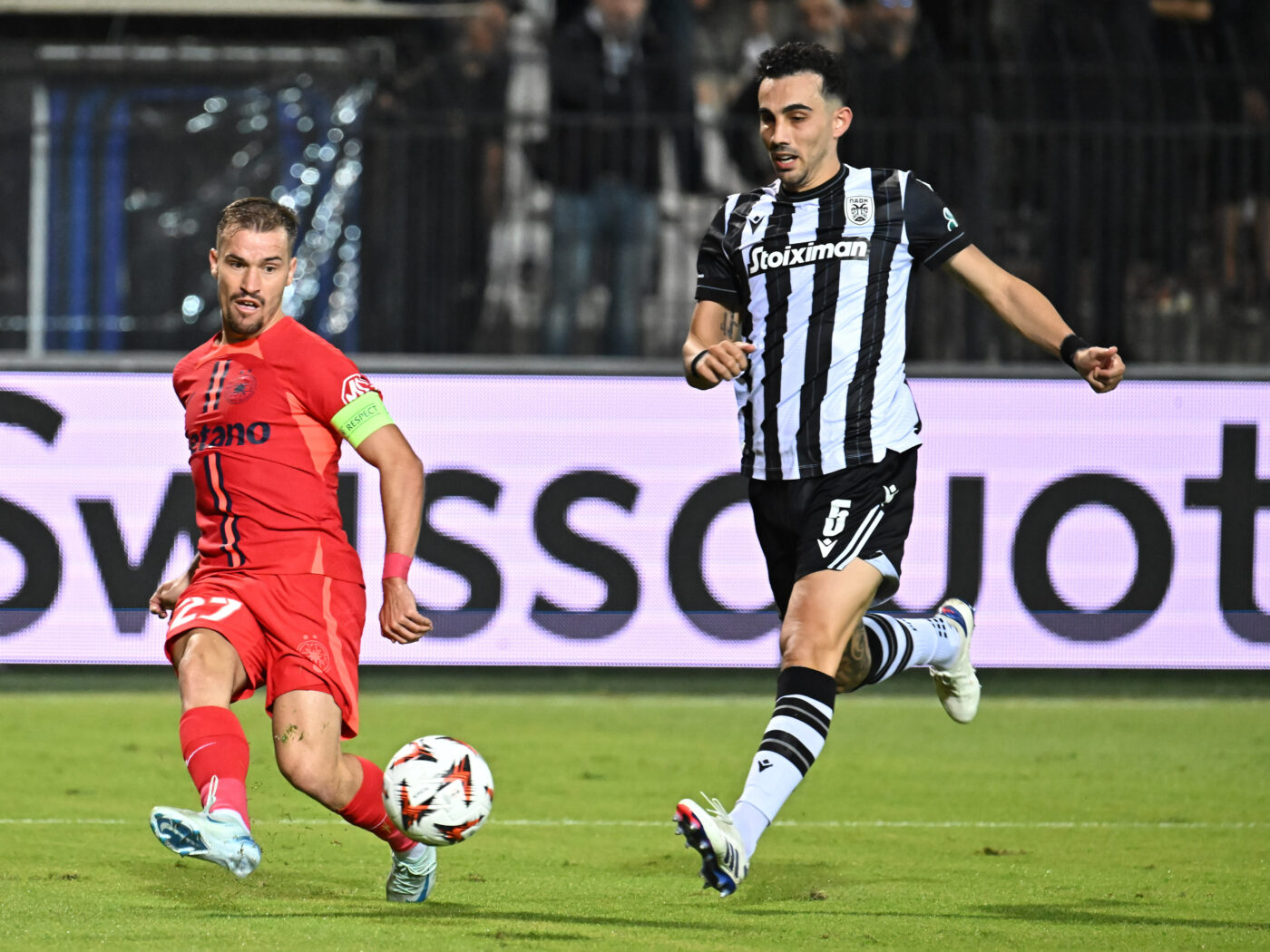 Ce a făcut Darius Olaru timp de 35 de minute în vestiar, după ce a fost eliminat în PAOK – FCSB 0-1. La final, căpitanul l-a făcut praf pe arbitrul neamț: „A inventat acel cartonaș roșu”