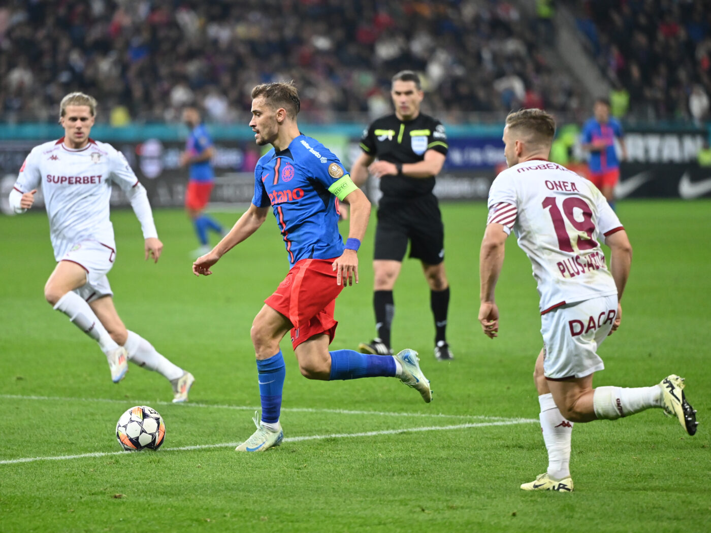 Ce n-ai văzut la TV în derby-ul FCSB – Rapid. Mesaj de la distanță al lui Adrian Șut pentru galeria roș-albaștrilor. Cum s-a remarcat iar Marius Șumudică într-un derby din Superliga și gestul făcut de rapidiști imediat după fluierul final. SPECIAL