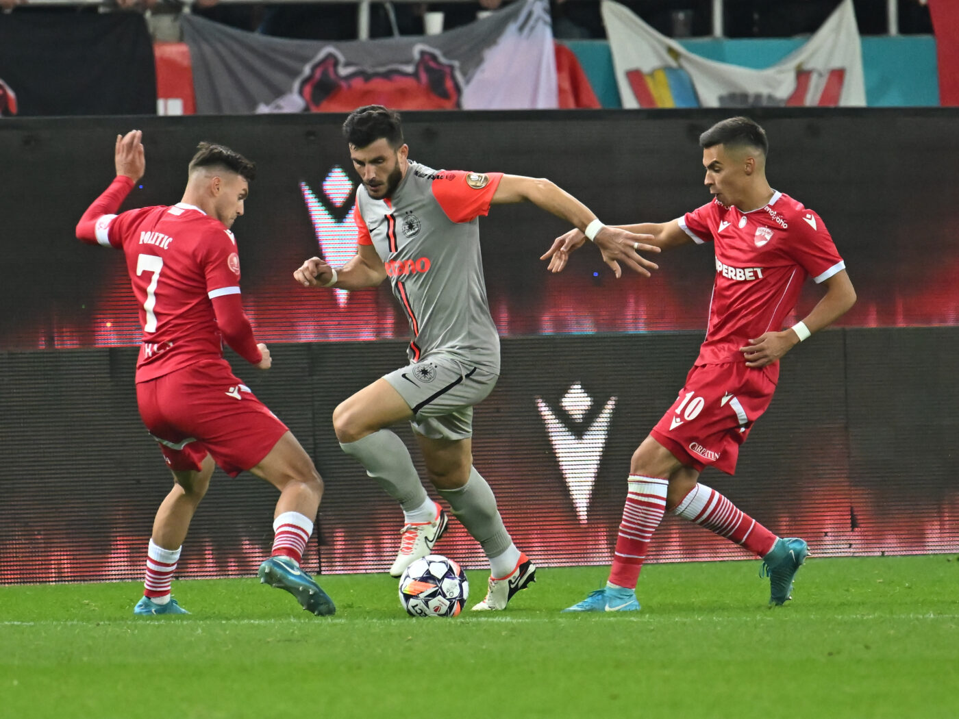 Ce s-a întâmplat în vestiarul „câinilor” la pauza meciului Dinamo – FCSB 0-2