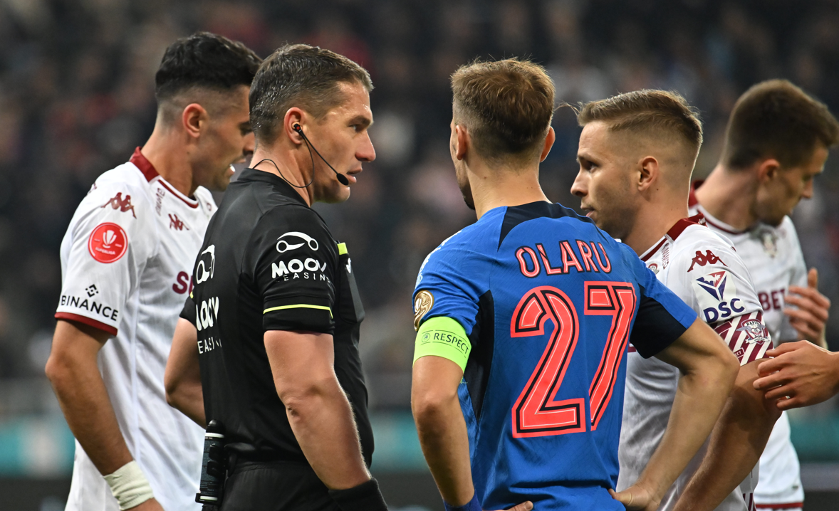 Cea mai controversată decizie a lui Istvan Kovacs din FCSB – Rapid București! Florin Tănase a cerut penalty după intrarea lui Boupendza