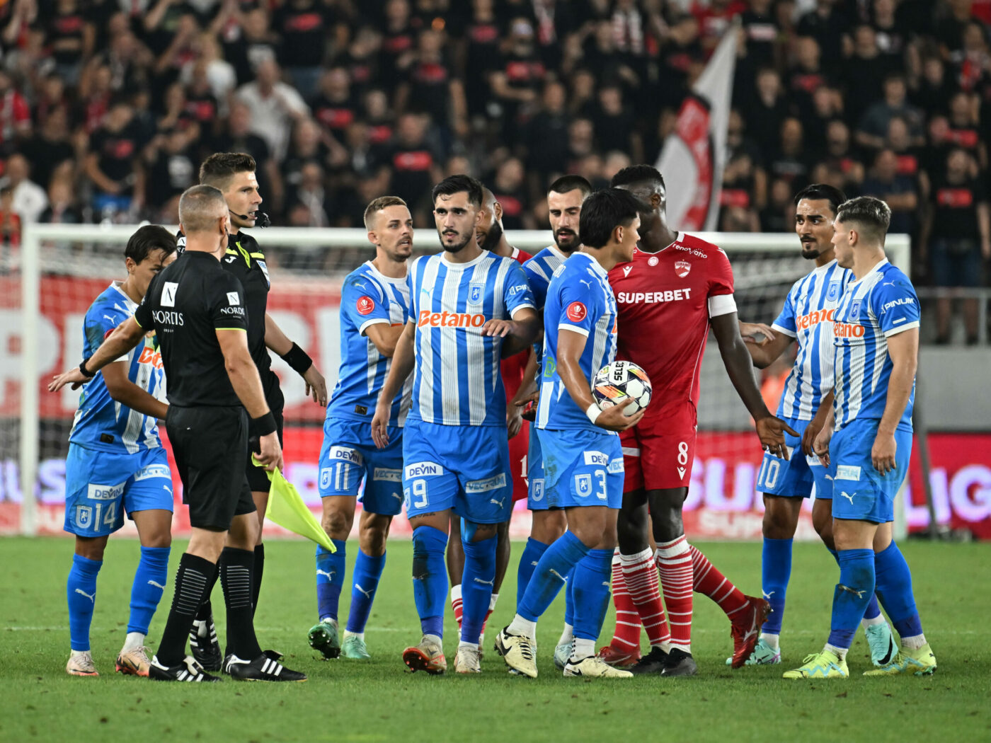 Copilul abandonat de mamă la 6 luni a fost salvat de o familie cu suflet mare și acum este unul dintre cei mai buni fotbaliști români din Superliga. „Altceva nu puteam să fac pentru a scăpa de sărăcie”