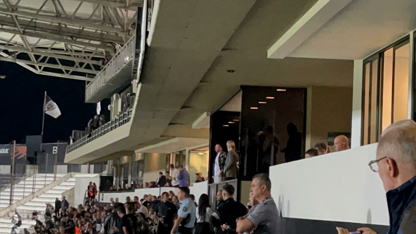 Cum a venit îmbrăcat Gigi Becali în tribune la PAOK – FCSB. Grecii s-au uitat lung la excentricul patron al campioanei României