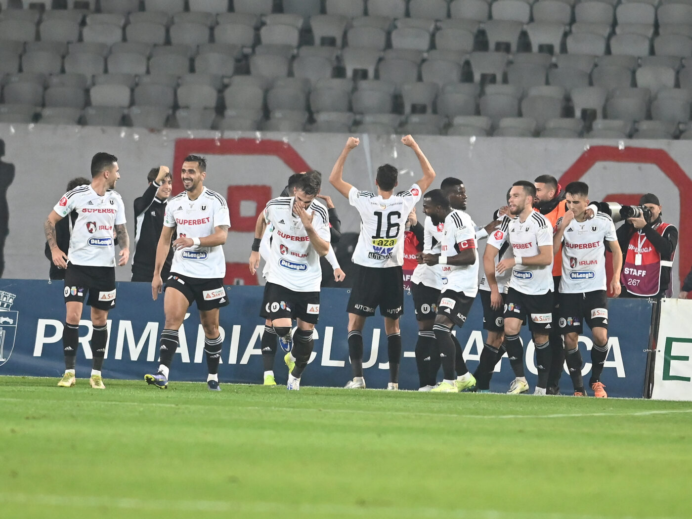 Cum se fac transferurile la liderul din Superliga României: „În vară am monitorizat 242 de jucători”. U Cluj și-a luat golgheter cu Inteligența Artificială. „Putem găsi un jucător în 10 secunde”. EXCLUSIV