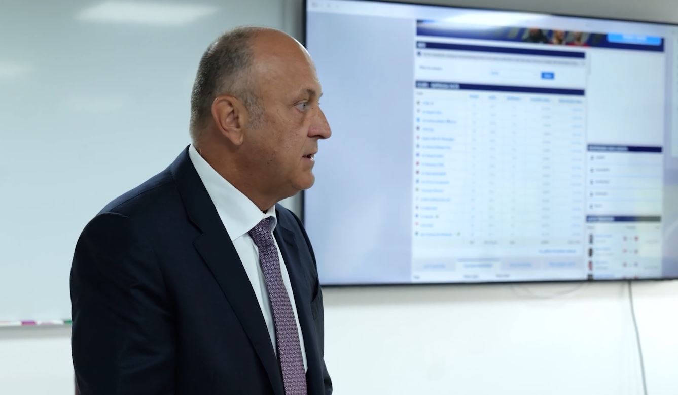 Dan Şucu i-a băgat în şedință de urgență pe fotbaliştii şi antrenorii de la Rapid Bucureşti. Patronul cu o avere de sute de milioane de euro a trecut la tablă şi le-a arătat jucătorilor realitatea de pe Transfermarkt: ce le-a prezentat afaceristul!